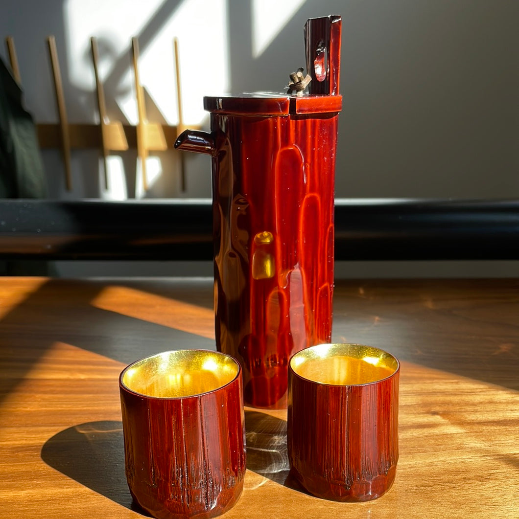 Celebratory lacquered gold and red bamboo set: 1 tokkuri and 2 ochoko