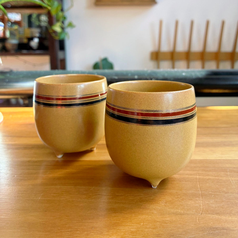 Mod-retro red, black & gold-banded yunomi with tripod feet, Japan vintage