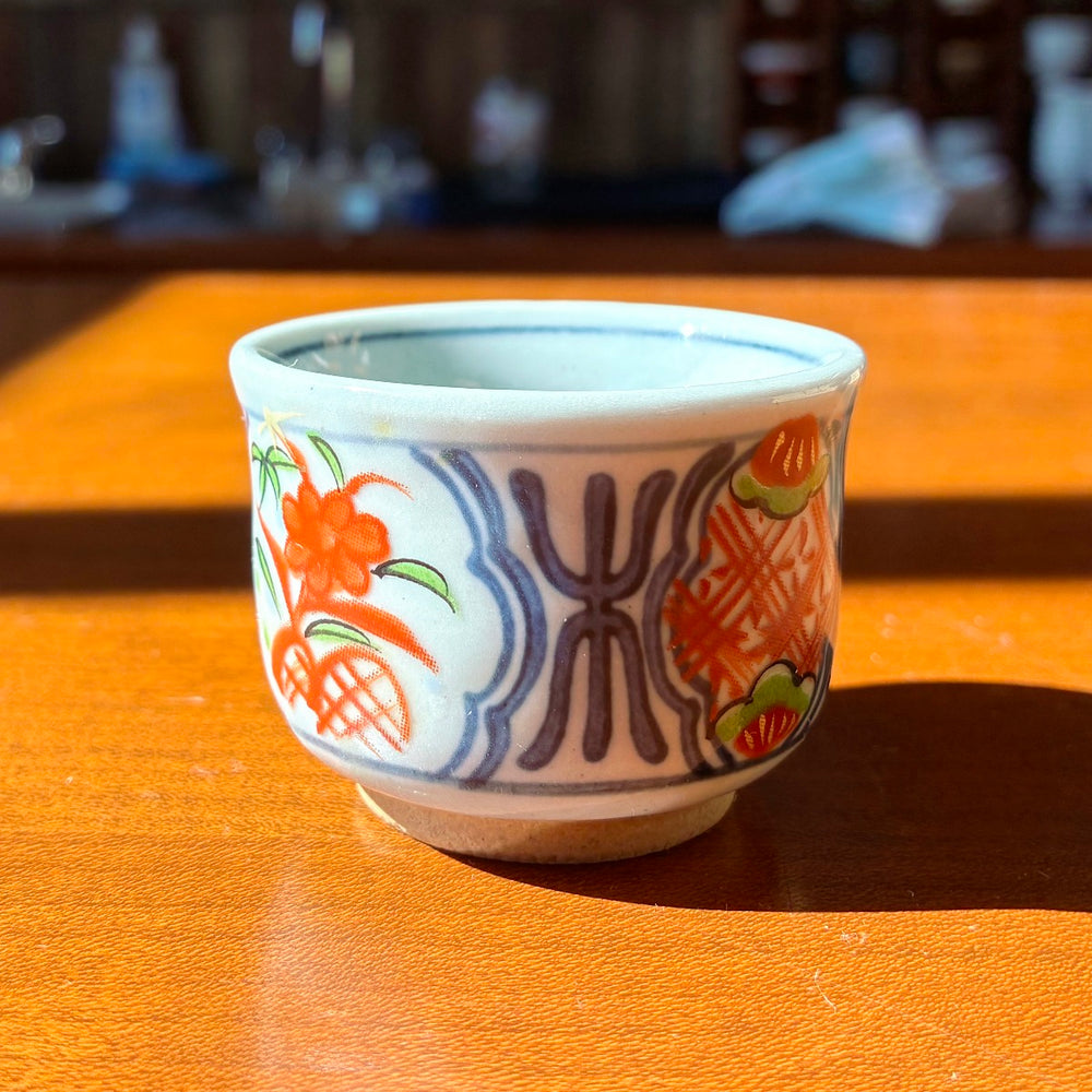 Imari-yaki sakazuki with floral design, Japan vintage